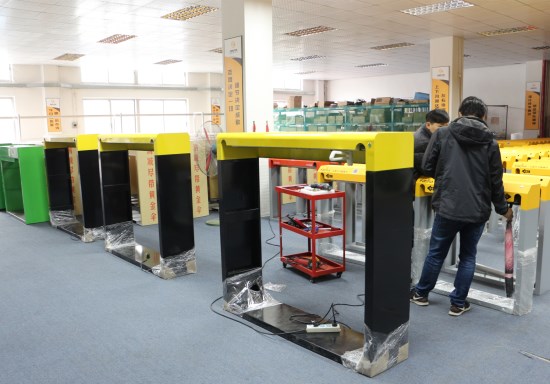 共享雨傘黃色機(jī)器,員工"