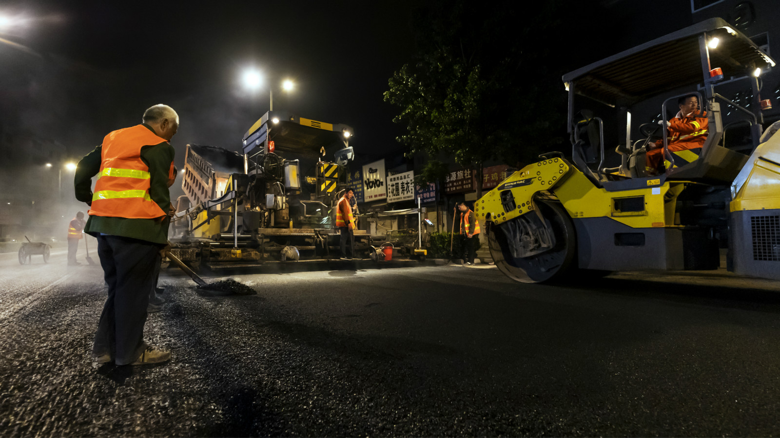 04  現代筑路工-易建國2019年5月14日拍攝于開封市宋門。現在的道路施工早已擺脫了繁重的體力勞動，現代化的施工設備加快了施工的進度，提高了工程質量。_meitu_4.jpg